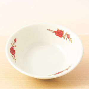 plato con pestaña, flor roja, indukamy, mesa